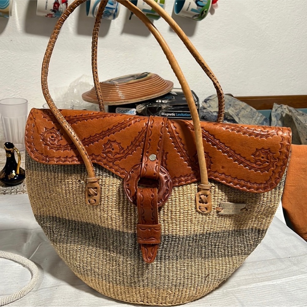 Good condition, vintage women sisal market bag , tote white leather straps